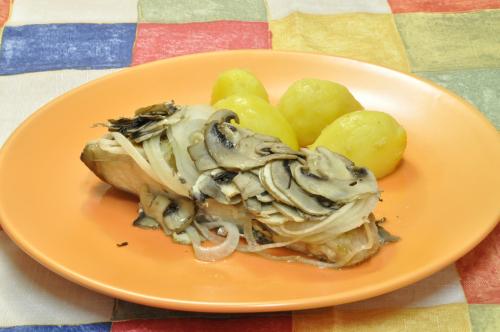 Kapr na žampionech  s cibulí – Snadné recept z Česko kuchyně, hotový za 45 - 60 minut